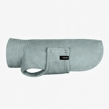 Ein stilvoller Hund trägt einen hellgrauen Fleece-Mantel mit hohem Kragen, mit einer Tasche und einem Etikett, das 'THE DOG DOG' liest.