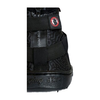 Nahaufnahme eines schwarzen Haustierstiefels mit einem strukturierten Muster, mit einem Reißverschluss und verstellbaren Riemen, beschriftet mit "Dogging Shoe."