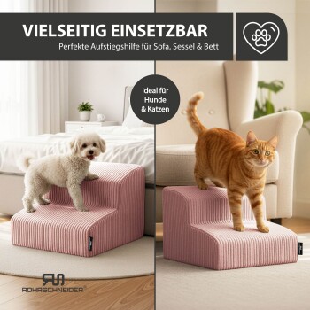Hund und Katze auf pinken gerippten Haustiertreppen im Wohnzimmer; sichtbarer deutscher Text 'VIELSEITIG EINSETZBAR'.