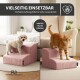 Hund und Katze auf pinken gerippten Haustiertreppen im Wohnzimmer; sichtbarer deutscher Text 'VIELSEITIG EINSETZBAR'.