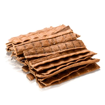 Ein Stapel brauner, strukturierter Haustierleckereien, die dünnen, flachen Waffeln ähneln, ordentlich auf einem weißen Hintergrund angeordnet.