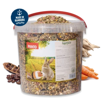 6 kg durchsichtiger Eimer mit PANTO-Nagerfutter Kleintiermix und rotem Griff, Etikett mit Kaninchen und Meerschweinchen, 'Made in Hamburg'-Siegel