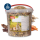 6 kg durchsichtiger Eimer mit PANTO-Nagerfutter Kleintiermix und rotem Griff, Etikett mit Kaninchen und Meerschweinchen, 'Made in Hamburg'-Siegel