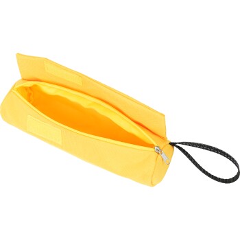 Gelbe Haustier-Zubehörtasche mit Reißverschluss und schwarzem Handgelenkriemen, geöffnet, um ihr geräumiges Inneres zu zeigen.