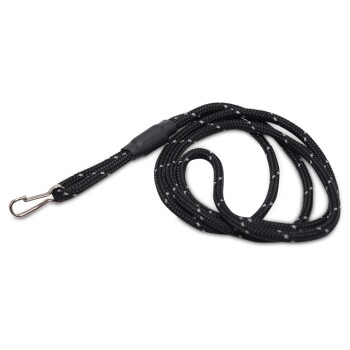 Schwarze geflochtene Haustierleine mit reflektierenden Punkten und Metallclip auf schwarzem Hintergrund.