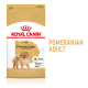 Sac de nourriture pour chiens Royal Canin Pomeranian Adult avec une illustration de Pomeranian duveteux et un texte sur les bienfaits nutritionnels.