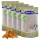 Fünf Tüten Lyra Pet Natur-Haustierfutter, mit einem Logo und Bildern eines Hundes, einer Katze und eines kleinen Tieres, mit getrockneten Fleischstücken davor.