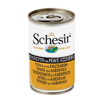 Schesir Dosen-Katzenfutter mit Thunfisch und Sardinen, in mehreren Sprachen beschriftet, darunter Englisch, Französisch und Spanisch.