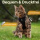 Eine getigerte Katze in einem schwarzen Geschirr steht auf Gras, mit dem Text: "Bequem & Druckfrei," "freie Schulterblätter," "extra leichtes Neopren."