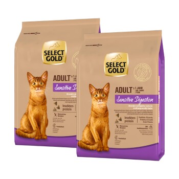 Zwei Säcke Select Gold Katzenfutter, beschriftet mit "Adult Sensitive Digestion", mit einer braunen Katze auf der Vorderseite, die Insektenprotein hervorhebt.