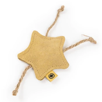 Ein gelbes, sternförmiges Haustierspielzeug aus weichem Material, mit einer Schnur für die Befestigung und einem kleinen Etikett mit einem Logo.