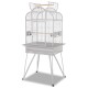 Ein großer, weißer Vogelkäfig mit gewölbtem Dach, der zwei Sitzstangen innen hat, eine herausziehbare Schublade für einfache Reinigung und auf rollbaren Beinen steht.