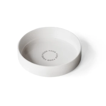 Weiße Keramik-Haustierfutterschüssel mit dem Wort "FOOD", das in einem kreisförmigen Muster am Boden aufgedruckt ist.