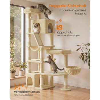 Beiger plüschiger mehrstufiger Kratzbaum mit drei Katzen; sichtbarer deutscher Text: „Doppelte Sicherheit“, „Kippschutz“, „Verstärkter Sockel“.