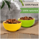 Zwei bunte Schalen, gefüllt mit Haustierfutter, eine gelbe und eine grüne, mit dem Text "100% Fleisch" und "100% natürlich."