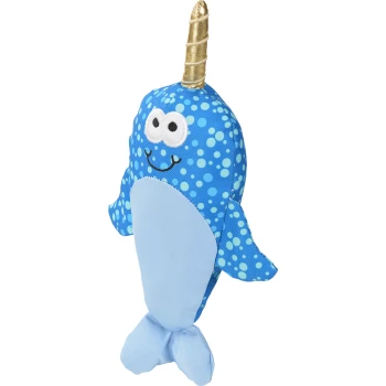 Jouet en peluche narval bleu à pois blancs avec une corne dorée, yeux en feutre blanc, sourire brodé et ventre et queue bleu clair.