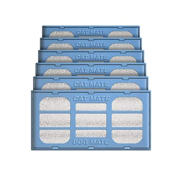 Sechs blaue Ersatzfilter für Cat Mate und Dog Mate Haustierfütterer, mit einer strukturierten Oberfläche und beschriftet mit "CAT MATE" und "DOG MATE."