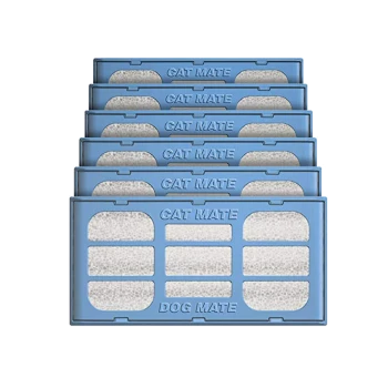Sechs blaue Ersatzfilter für Cat Mate und Dog Mate Haustierfütterer, mit einer strukturierten Oberfläche und beschriftet mit "CAT MATE" und "DOG MATE."