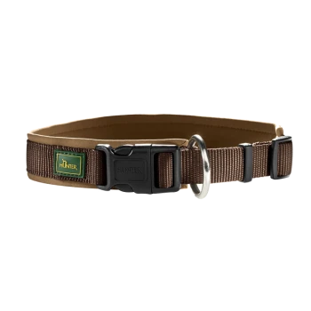 Brauner Hundehalsband mit einer schwarzen Schnalle und einem metallenen D-Ring, mit einem grünen und gelben 'HUNTER'-Logo-Patch.