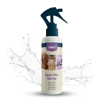 Flasche nimo® Anti-Filz Spray für Haustiere, mit Bildern eines Hundes und einer Katze, mit Wasserspritz-Effekt im Hintergrund.