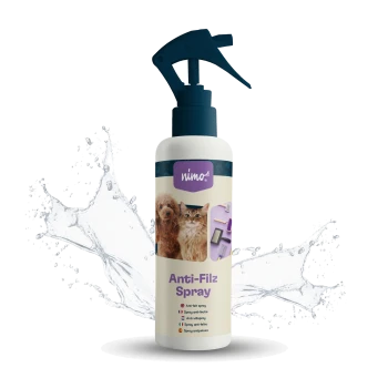 Flasche nimo® Anti-Filz Spray für Haustiere, mit Bildern eines Hundes und einer Katze, mit Wasserspritz-Effekt im Hintergrund.