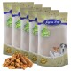 Fünf Säcke Lyra Pet Natural Power Hundefutter, mit einem Haufen Leckereien davor, mit Bildern von einem Hund, einer Katze und einem Kaninchen.