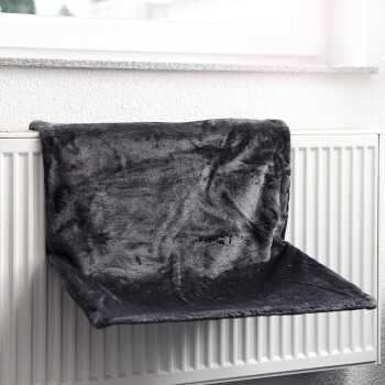 Ein weiches, dunkelgraues Haustierbett, das über einem Heizkörper hängt und einen gemütlichen Ruheplatz für Haustiere bietet.