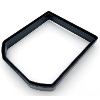 Schwarzer Kunststoff-Haustierfutterbehälter mit rechteckiger Form und leicht abgerundeten Ecken, auf einem weißen Hintergrund platziert.