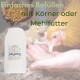 Henne pickt Körner aus der Hand einer Person, Plastik-Futterdose und Hände halten Mais; überlagerter deutscher Text ‚Einfaches Befüllen‘