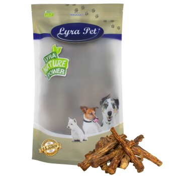 Lyra Pet Hundeleckerlipackung mit drei Hunden auf der Vorderseite, beschriftet mit "Lyra Nature Power" und "100% natürlich", mit einem Stapel Leckerlis davor.