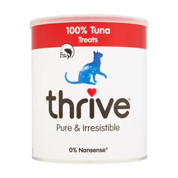 Eine Dose Thrive 100% Thunfisch-Leckerlis für Katzen, mit einer blauen Katzensilhouette, dem Text "Pure & Irresistible" und "0% Nonsense."