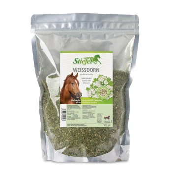 Durchsichtige Plastiktüte mit getrockneten Weißdornblättern und -blüten, beschriftet mit "Stiefel WEISSDORN", mit einem Pferdebild und kardiovaskulären Vorteilen.