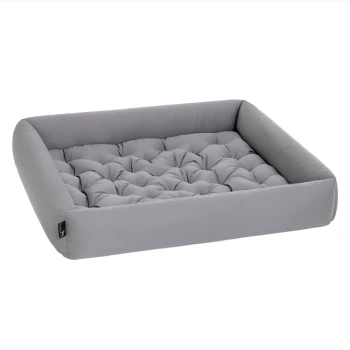 Graues Hundebett mit gestepptem Design und erhöhten Rändern, ideal für Hunde oder Katzen, vor einem weißen Hintergrund präsentiert.