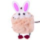 Ein flauschiges, beiges Haustierspielzeug in Form eines Kaninchens, mit einem weißen Kaninchenkopf, rosa Ohren und schwarzen Augen sowie kleinen roten Füßen.