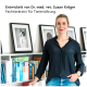 Frau in einem schwarzen Shirt steht neben einem Bücherregal mit Büchern und Haustierfotos. Text oben: "Entwickelt von Dr. med. vet. Susan Kröger."