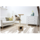 Flauschige Katze sitzt auf einem beigen Katzenbaum in einem hellen Wohnzimmer mit weißem Sofa und Kommode.