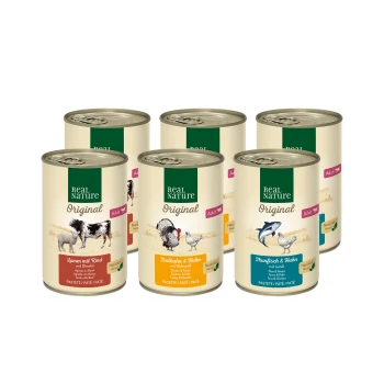 Sechs Dosen Real Nature Original Haustierfutter, mit Geschmacksrichtungen: Lamm mit Rind, Truthahn & Huhn und Thunfisch & Huhn, mit bunten Etiketten.