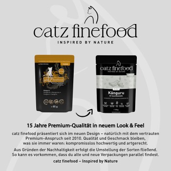 Zwei Katzenfutterpackungen von catz finefood zeigen alte und neue Designs für Känguru-Geschmack, mit Text über 15 Jahre Premiumqualität.