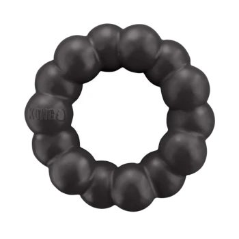Jouet pour chien en caoutchouc noir en forme circulaire avec une surface texturée et bosselée, présentant le logo KONG.