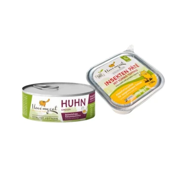 Zwei Haustierfutterprodukte: eine Dose mit der Aufschrift "I love my cat Huhn Chicken" und ein Tablett mit der Aufschrift "Insekten Paté mit Kürbis-Stoppeln," mit einer Katzen-Grafik.