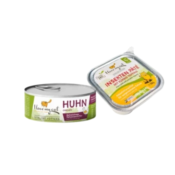 Zwei Haustierfutterprodukte: eine Dose mit der Aufschrift "I love my cat Huhn Chicken" und ein Tablett mit der Aufschrift "Insekten Paté mit Kürbis-Stoppeln," mit einer Katzen-Grafik.