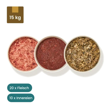 Drei Pakete Haustierfutter, beschriftet mit "Rinderpansen grün," "Rind-Komplett Extra," und "Rinderkomplettfleisch," neben Schalen mit rohem Fleisch.