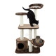 Brauner mehrstufiger Kratzbaum mit Sisalpfosten, schwarze Katze springt von der mittleren Plattform und getigerte Katze in der Hängematte.