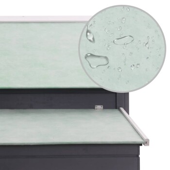 Bild eines Haustiergeschäftsprodukts mit einer wasserabweisenden Oberfläche mit Tropfen, das seine schützenden Eigenschaften zeigt.