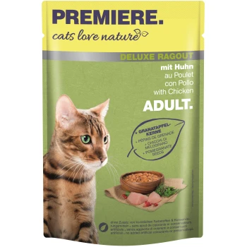 Gros plan d'un chat Bengal à côté d'un bol étiqueté "Premiere. Cats Love Nature Deluxe Ragout mit Huhn" mettant en avant des graines de grenade.