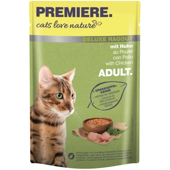 Nahaufnahme einer Bengal-Katze neben einer Schüssel mit dem Etikett "Premiere. Cats Love Nature Deluxe Ragout mit Huhn", das Granatapfelkerne hervorhebt.