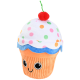 Plüsch-Spielzeug in Form eines Cupcakes mit einem lächelnden Gesicht, weißem Zuckerguss mit bunten Punkten, blauer Umrandung und einer roten Kirsche obenauf.