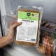 Hand hält vakuumversiegelte BARFER'S 'Komplett‑Mix Kaninchen & Lamm' 500 g Tiefkühlfutterpackung im Gefrierfach.