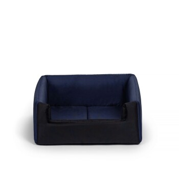 Ein gemütliches Haustiersofa mit einem navyblauen Stoffbezug und schwarzem Sockel, entworfen für kleine bis mittelgroße Haustiere.