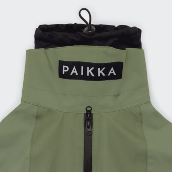 Grün-schwarze Hundejacke mit Reißverschluss und "PAIKKA" Etikett am Kragen, aus einem Online-Tierbedarf.